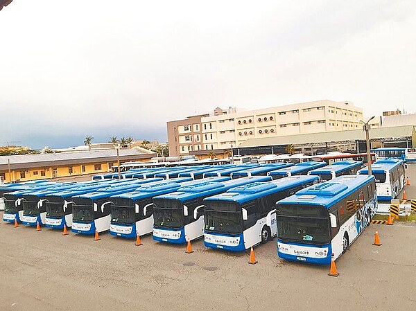 台南市第一批「示範型計畫」補助的20輛電動公車上路營運，全數配置行駛往返安平工業區及佳里區的「藍幹線」。圖／交通局提供
