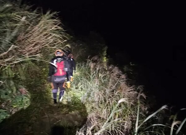 新北市瑞芳區1男1女登山迷路，消防人員找到人協助送至登山口自行下山，並無大礙。記者游明煌／翻攝
