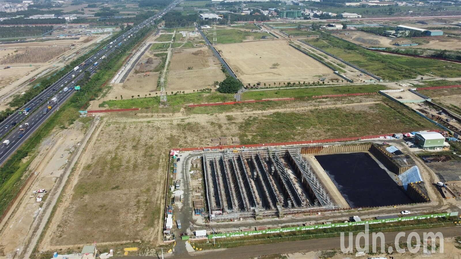 國科會南科橋頭園區目前正在加緊施工，空拍畫面可見道路與廠房土地已經逐漸成形，圖右為台電橋科變電所工程。記者劉學聖／攝影 