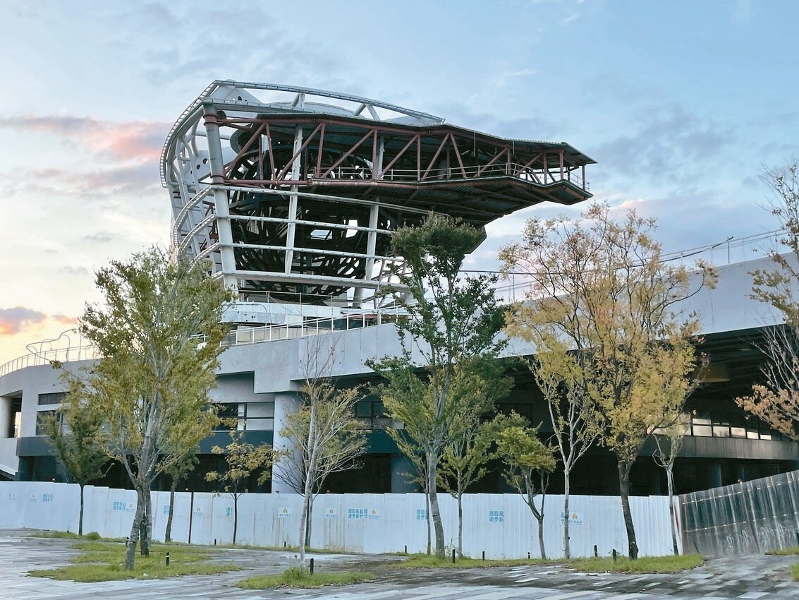 新竹市藝文高地的「兒童探索館」工程停擺中。記者張裕珍/攝影