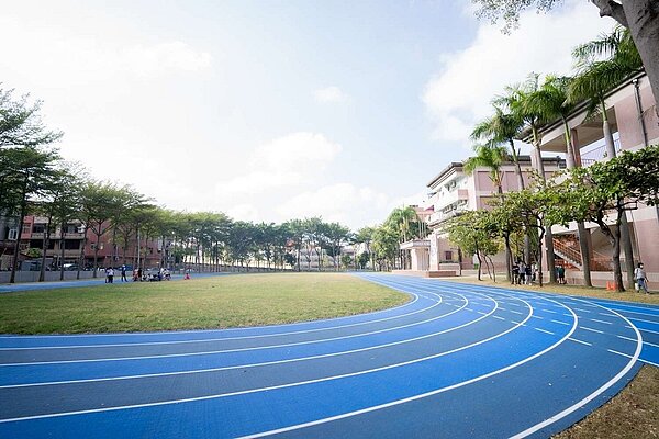 頂埔國小運動場跑道及周邊設施整建完成。圖／新竹市政府提供
