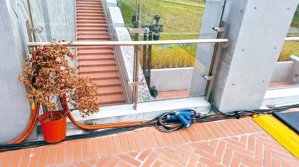 市議員廖宜琨指出,新北美術館電線外露,有漏電、導電的疑慮。圖/廖宜琨提供