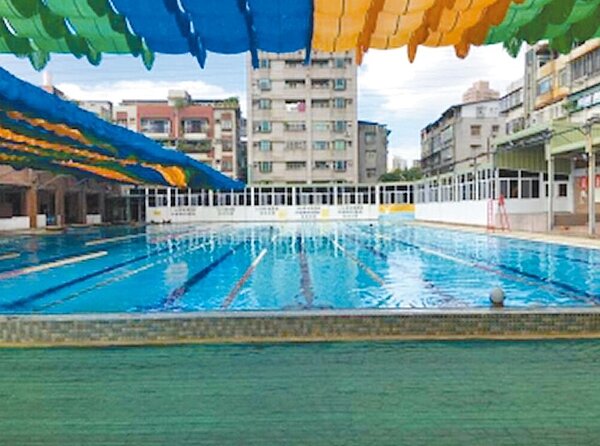 新店建國游泳池使用效益大不如前，加上鄰近市場，周邊停車位嚴重不足。為活化土地使用，民代建議變更都市計畫分區，改建為含有停車場、活動中心、圖書閱覽室、運動中心及市場的綜合大樓。圖／新店區公所提供
