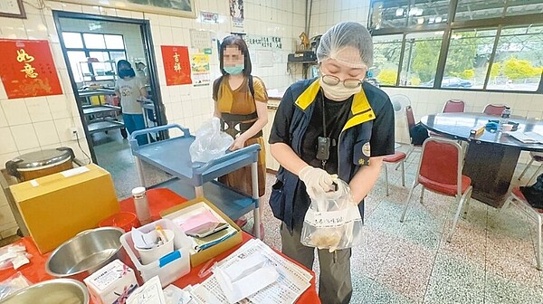 高雄市民族國中師生校外教學,49人疑食物中毒不適送醫,該團2日晚間曾到桃園市石門活魚餐廳用餐,衛生局稽查發現13項環境缺失, 要求限期改善,現場抽驗同批留樣檢體回局化驗。圖/桃園市衛生局提供