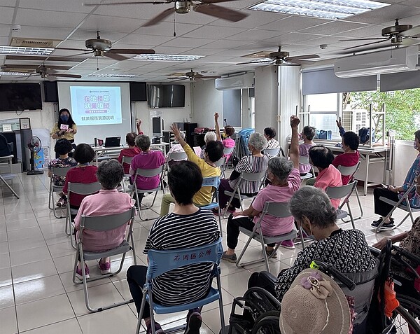 民眾與講師熱情互動。圖/台中市就業服務處提供