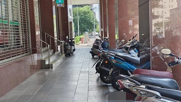 騎樓管理方式不一,圖為騎樓被停機車。圖/聯合報系資料照