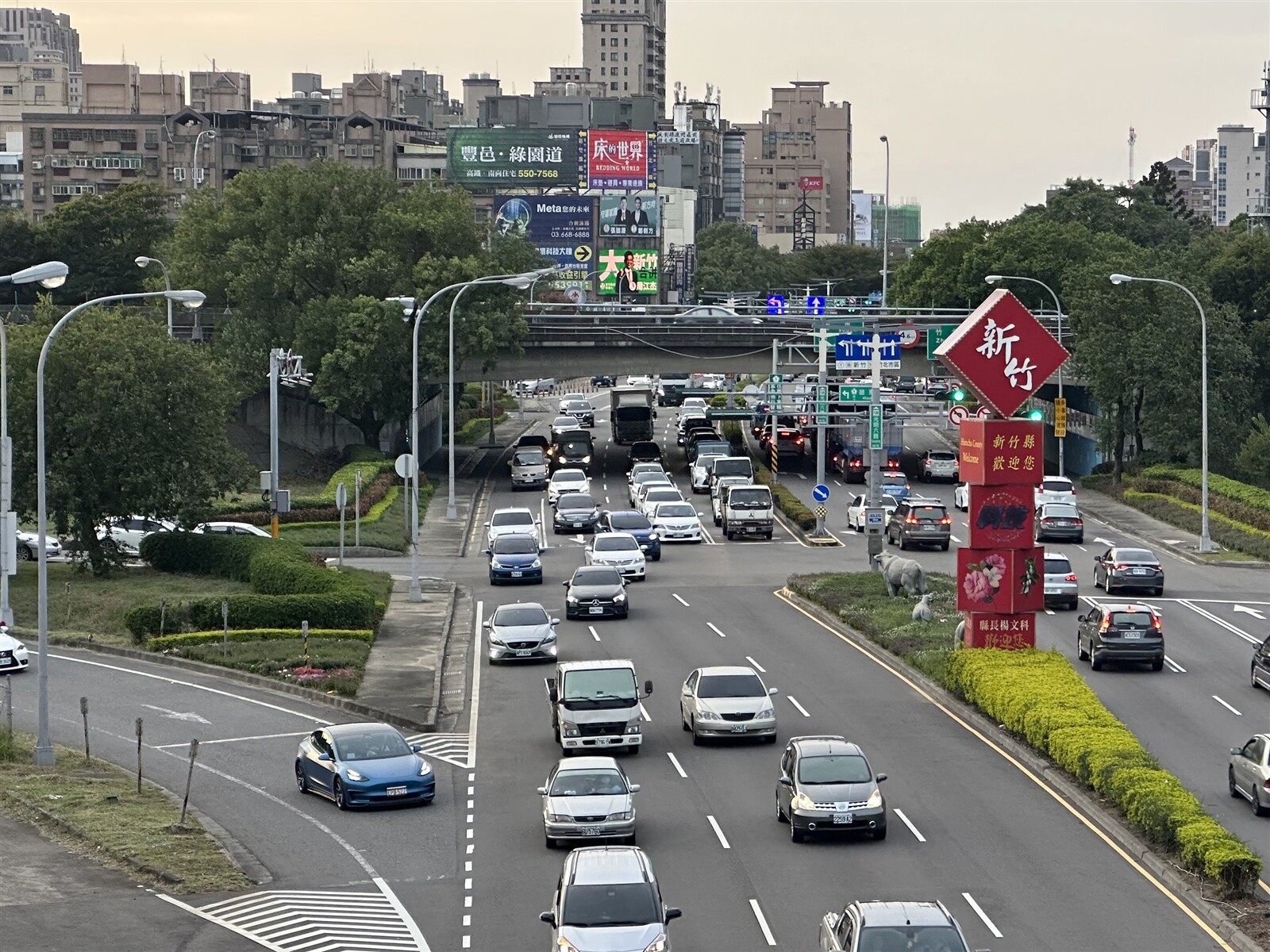 新竹縣府建置智慧交控改善竹北交流道尖峰時刻車流。記者巫鴻瑋／攝影 