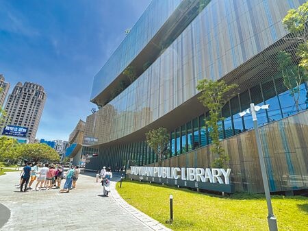 
桃園市立圖書館新總館去年底開館，廣受民眾歡迎，平均每天約有1.2萬人次入館。（陳夢茹攝）
