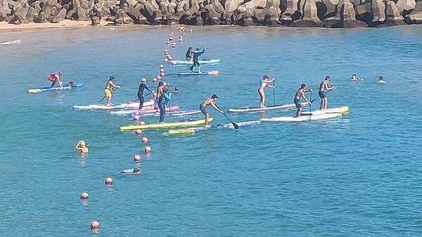 大武崙沙灘海域越界開罰,百餘玩家今天集體下水並越過警戒線抗議海禁。記者游明煌/攝影