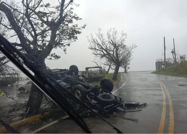中颱小犬颱風通過台灣最南端時,台東蘭嶼不少房子垮了、車子也被吹翻。圖/前立委賴坤成提供