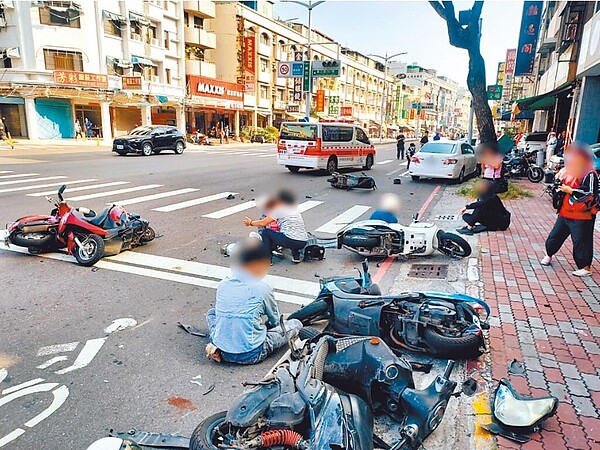 高雄三民區鼎力路4日發生死亡車禍，曾姓女駕駛開車疑似油門操作不當，衝撞路口等紅燈機車，造成6人受傷、1人死亡。圖／警方提供
