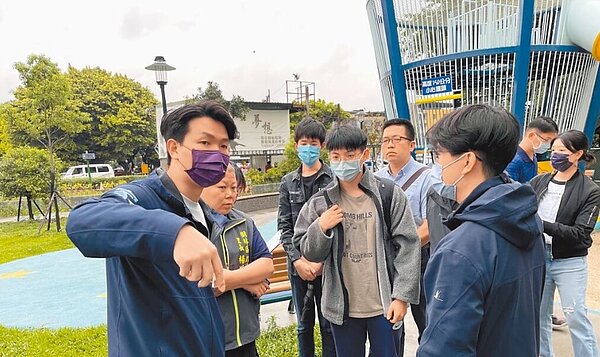 國民黨新北市議員呂家愷(前排左)表示,樹林區彭福親子公園沒有公廁使用,導致行動不便的長者想上廁所,還得去隔壁圖書館四樓。圖/呂家愷辦公室提供