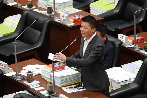 社宅供不應求,高市副議長曾俊傑建議以閒置旅館轉型運用。記者王昭月/翻攝