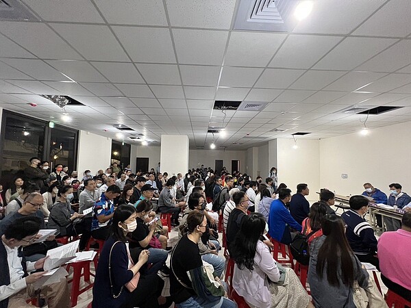 新北市議員彭佳芸接獲多個陳情,民眾購買的預售屋要交屋時,才發現公益空間用途與當初簽約時不同,或是面積縮減,竟是市府單方面變更,沒跟民眾溝通。圖/彭佳芸提供