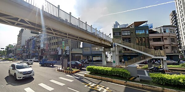 水田人行天橋預計於今年11月7日至11月9日，每天夜間9時至翌日上午6時進行拆除作業。圖／取自google maps