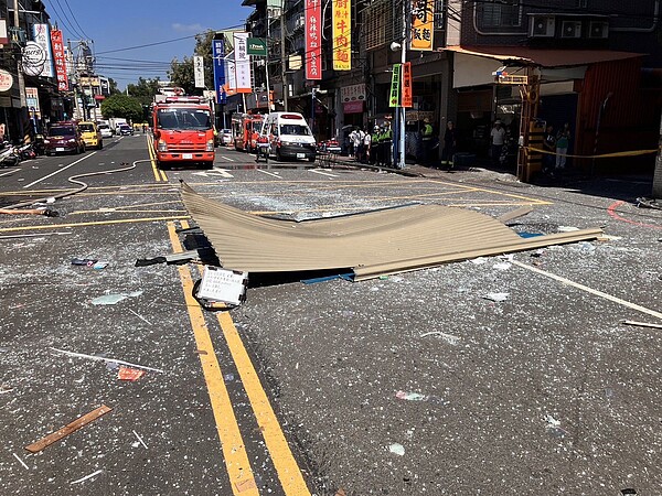 新北市新莊區建國一路1家小火鍋店，上午10時許發生氣爆，幸好無人受傷，鐵捲門被炸飛到馬路上，碎玻璃散滿地，現場一片狼藉，發生原因仍在調查中。記者林昭彰／翻攝