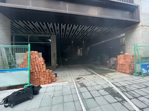 台北市民權西路上一處新建工地因甲苯起火燃燒,現場摸滅火是排煙。記者蕭雅娟/翻攝