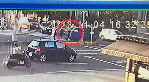 雲林縣斗六市明德北路三段、保長路口4日下午發生行人地獄事件,一名江姓女子推著嬰兒車過馬路返家時險遭對向一輛左轉小貨車撞上。記者陳苡葳/翻攝