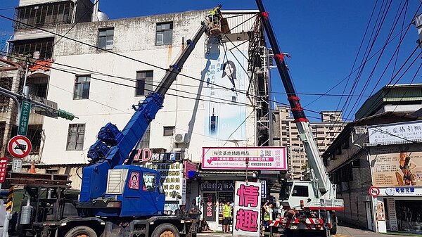 桃園市政府啟動「靜鄰專案」，對住宅區內擾鄰行為加強執法，在住宅區內違規酒吧，也祭出重罰，而一直為民眾詬病的公寓頂樓加蓋出租套房，建管處將加強執法。圖／桃園市建管處提供
