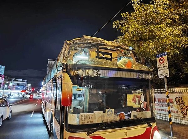 平鎮振興路車行地下道限高2.5公尺屢有車輛硬闖車禍(見圖),車毀人傷,市府決改善保護安全。記者曾增勳/翻攝