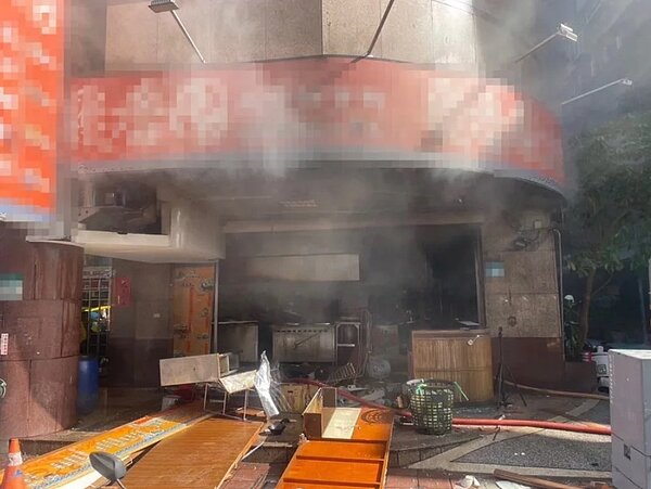 新北市中和區永貞路一間北方麵食館聚香園今天上午8時許驚傳氣爆,造成二人受傷送醫。記者王長鼎/翻攝