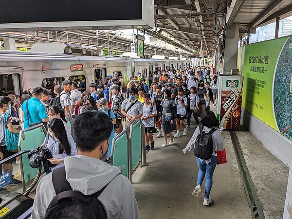 搭乘台鐵通勤的民眾注意了，台鐵局周一、周二有多列次區間車、區間快停駛，總計非對號列車86列次及截短13列次。聯合報系資料照片