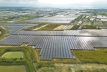 台電以台南鹽田光電等推動小額綠電銷售試辦計畫,首批1000萬度電6日決標。此為示意圖。(本報資料照片)