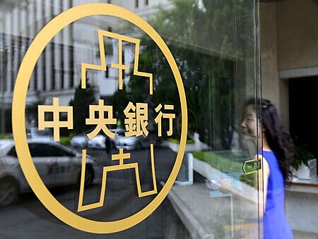 央行公開市場操作的未到期定存單餘額至10月底降至7兆8,375億元,除了是今年以來月底餘額新低,也創2020年7月以來的近40個月底新低。圖∕本報資料照片