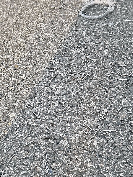 台中海線近期出現撒釘怪客,多名民眾愛車輪胎遭刺破,警方5日掌握1台可疑車輛追查中。圖/蔡壁如團隊提供