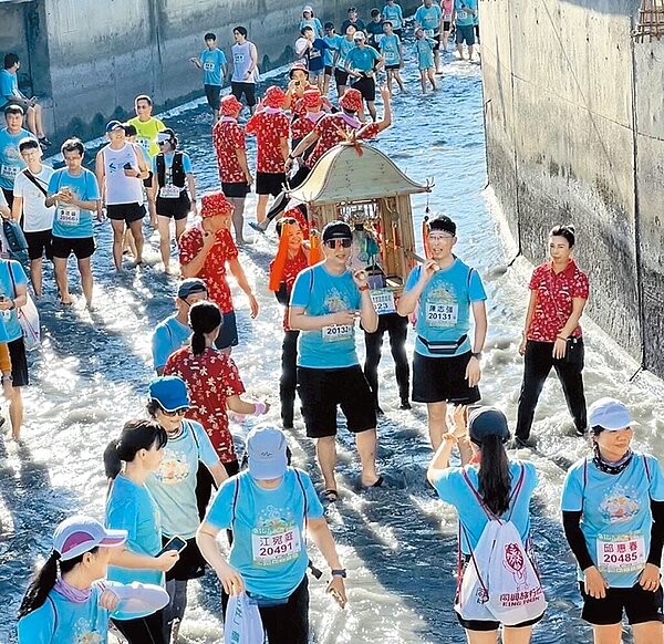 「2023戀戀二水跑水馬拉松」5日登場,號稱全台唯一結合水路的馬拉松賽事,吸引10個國家、超過2000人齊跑,二水安德宮媽祖今年再次參加「戀戀二水跑水馬拉松」,民眾爭相與媽祖合照。圖/安德宮提供