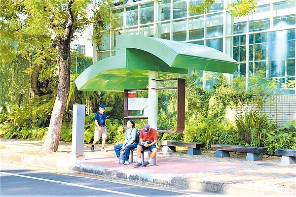 台中市政府近來在植物園西屯站建置特色候車亭亮相,簡潔的樹苗設計,結合行道樹,成為一道美麗風景。圖/台中市交通局提供