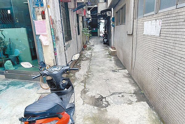 新竹市政府致力提升汙水下水道接管率,市府5日表示,關東區次幹管工程即將完成,汙水下水道第二標日前順利決標,預計明年3月底開工。圖為汙水接管尚未施作的後巷環境。圖/新竹市政府提供