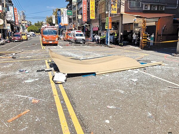 新北市新莊區5日上午一家小火鍋店發生疑似氣爆,爆炸威力強大,店家的鐵捲門直接被震飛到馬路中央。圖/新北市消防局提供
