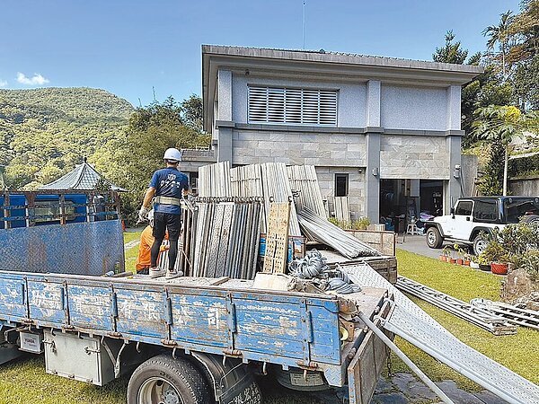 新北市第12選區立委參選人、國民黨市議員廖先翔父親廖正良位於汐止區東山路的住家被控是大型違建，避免申請合法的程序曠日費時，廖先翔5日雇工「整棟拆除」，並呼籲副總統賴清德萬里老家違建用同樣的標準對待。圖／新北市議員廖先翔提供