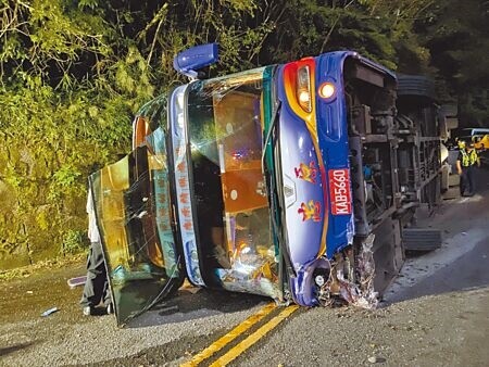 
桃園市八德區環保志工5日搭遊覽車到宜蘭參訪，下午行經太平山森林遊樂區山路時發生翻車意外，造成1死38人輕重傷，相關肇事原因警方釐清中。（吳佩蓉攝）
