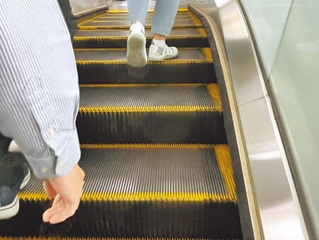 
台北捷運去年手扶梯受傷案件數65件，創下近5年新高，台北市議員張志豪要求北捷必須通盤檢討。（劉彥宜攝）
