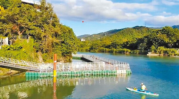 全長135公尺、耗費800萬的碧潭浮筒自行車牽引道,2019年9月興建完成,從新店渡口經過開天宮下方水域,延伸到青潭溪口,單車族不用行走車多路段及陡坡,既安全又兼顧休閒性。圖/新北市議員劉哲彰提供