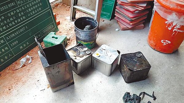 台北市民權西路一處新建工地5日發生火災,一名15歲工人全身燒傷面積高達40%,所幸無生命危險,警方初步調查火災疑因其他工人抽菸引起。圖/翻攝照片