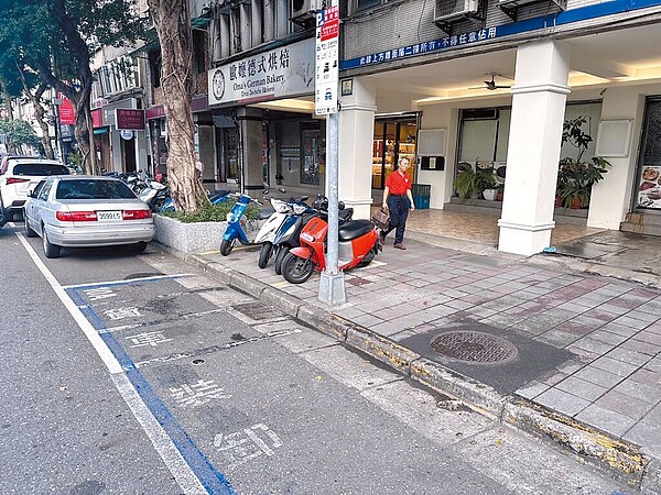 台北市辛亥路一段44號前地磁感應貨車停車格，每次限停20分鐘、收費30元並得延長1次，有民眾發現貨車即使超時停放也僅收40分鐘的費用，讓提供臨停的卸貨停車格變成專屬停車場。圖／台北市議員王欣儀研究室提供