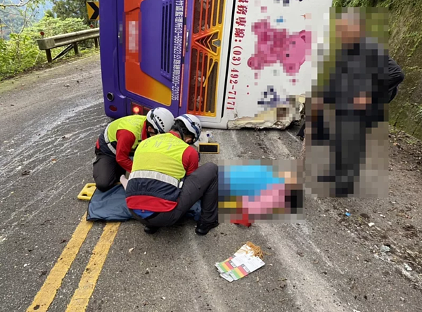 發生事故遊覽車載40名乘客，連同司機及導遊共42人，一行人走訪宜蘭太平山見晴步道後下山，要轉往鳩之澤溫泉區健行，5日下午3點17分發生車禍，釀1死38傷。圖／警方提供