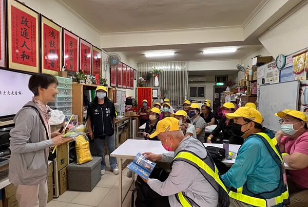 大道里里長毛水月邀請講師到里辦公室來跟里民們上課。（圖／信義區樂生活Ｘ有你有我）