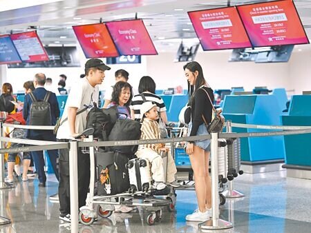 交通部日前宣布明年3月解除團客赴陸禁令,交通部長王國材6日表示,若兩岸包機點運量穩定,就會變成直航點,已請民航局研擬相關措施。圖為旅客在桃園機場辦理登機報到手續。(陳麒全攝)