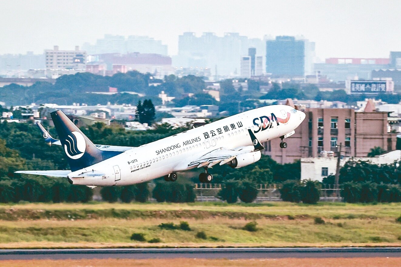 交通部長王國材表示，若兩岸包機點運量穩定，即可變定期航班航點。圖為山東航空公司班機自桃機起飛。記者黃仲明／攝影 