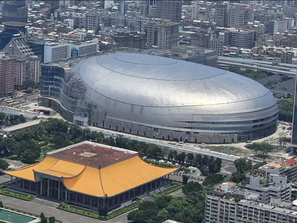 台北大巨蛋日前取得使照，但議員質疑消防局大巨蛋編寫的火災搶救計畫，仍停留在2015年，質疑市府「蔣市府只顧開箱，不顧消安」，消防局表示，待營運後會持續修正滾動檢討。圖／報系資料照片