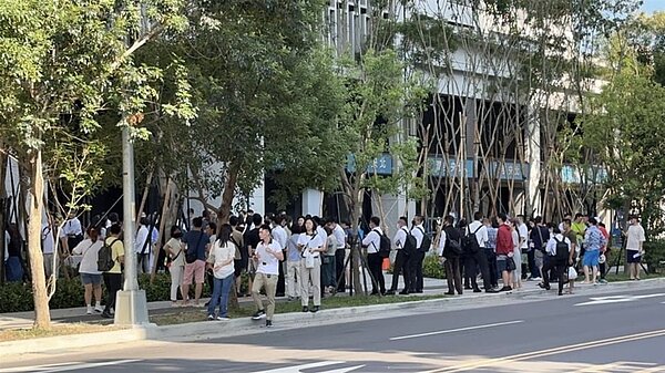 新北市央北重劃區推出的「潤泰央北」,5日地主保留戶釋出三戶對外銷售,意外引爆搶購人潮,建案現場湧現排隊人潮,被網友戲稱「買房像買菜,很難想像現在房市冷清說法」。照片來源:網路