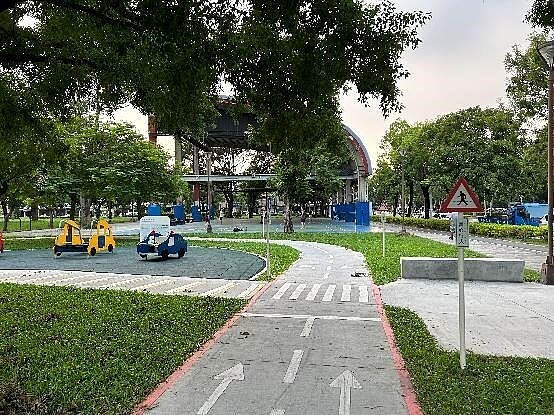 交通安全設施標誌標線。圖/高雄市工務局提供