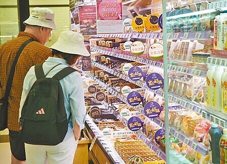 主計總處7日公布消費者物價(CPI)指出,由於颱風豪雨推升蔬果價格,10月通膨率升至3.05%,創近九個月最高。圖∕本報資料照片