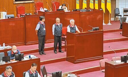 
台北市議員汪志冰接獲投訴，民眾發現有人在公園聚賭，但報警後卻一無所獲，台北市警察局長張榮興（備詢台右一）7日直言，將要求各分局加強查察。（丁上程攝）
