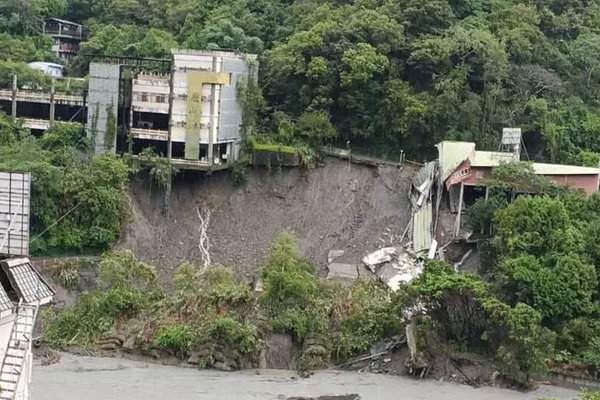 廬山溫泉和廬山部落因為坍方土石流,道路嚴重流失,建築岌岌可危。圖/資料照片、