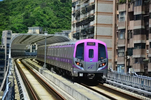 桃園市政府與中央近期為了機場捷運增購列車進度引發口水戰。桃市府強調,半年前就積極拜訪行政院長陳建仁、副院長鄭文燦,目前中央尚未安排相關補助,但相信中央會給予桃園最大的支持。圖/桃捷提供